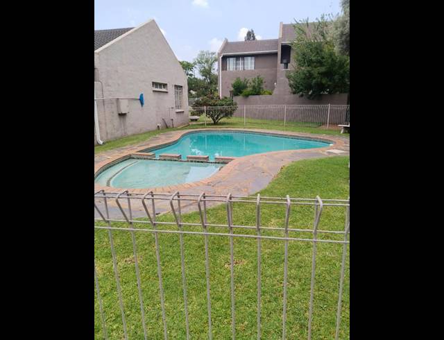 2 BEDROOM TOWNHOUSE FOR SALE IN MEYERTON CENTRAL